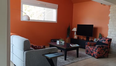 salon avec les murs peint en orange