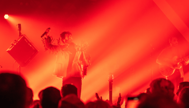 Chanteur qui saute pendant un concert