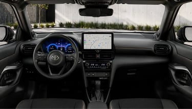 Interior do Toyota Yaris Cross 2026 com central multimídia e consumo de 25 km/l em destaque