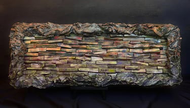 Kunstvolles Gemälde aus zahlreichen abstrakt bemalten Holzscheiten, mit elegantem, massiven Gipsrahmen in Bronzefarben