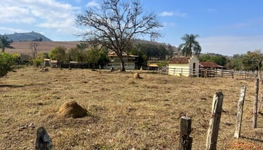 A Pousada fica a sua esquerda, sobrado verde.