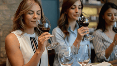 mulheres degustando vinhos em curitiba