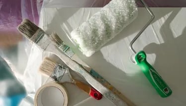 rouleaux et pinceaux posés sur une table, peinture toulouse