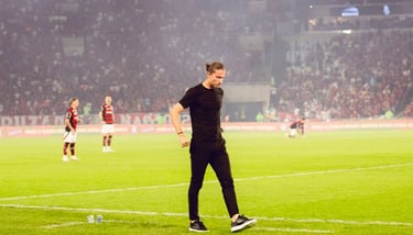 Filipe Luís preocupado à beira do campo.