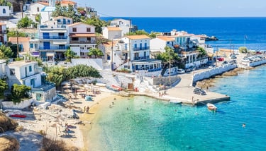 la petite plage du port d'Armenistis