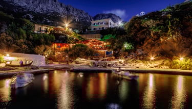 Le petit port de pêche de Magganitis sous une pleine lune étincelante