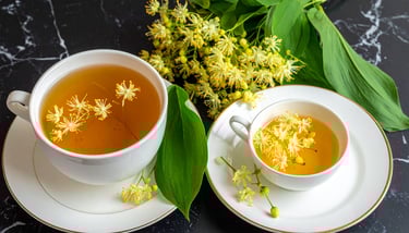 Flores de valeriana en un té, la valeriana officinalis es un excelente adaptógeno