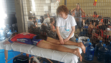 une personne masse les jambes d'un sportif