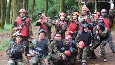 peserta outbound Pangalengan siap paintball dengan seragam dan peralatan lengkap