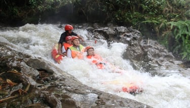 Peserta sedang diatas perahu rafting sungai ciater