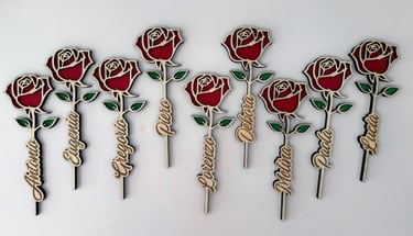 Rose in legno, taglio e incisione personalizzata