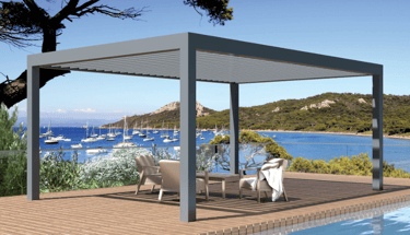 moderna pergola okruzena morem