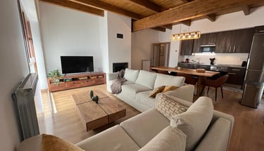 Apartamento en alquiler Sueños del Garmo en Panticosa, salón con techos de madera y vistas al Pirine