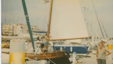 Jenne Aakster remonte les voiles du Skjoldnaes