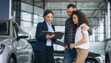 медеджер з продажу автодилера спілкується з клієнтами