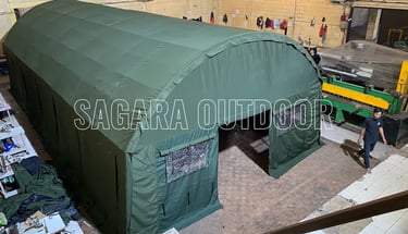 tenda tempat penampungan darurat berukuran besar berwarna hijau dengan standar militer