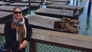 Autora observando os leões-marinhos no Pier 39 em São Francisco.