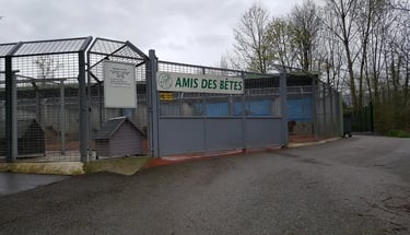 Entrée du refuge "Amis des Bêtes"