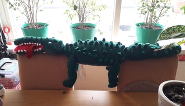 Grote krokodil liggend op stoelen