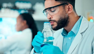 cientifico huele agua 