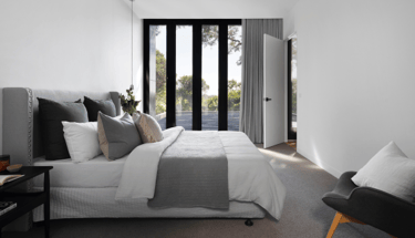 Pelajari cara memaksimalkan distribusi properti Anda melalui OTA seperti Airbnb, Booking.com, dan Traveloka. Tingkatkan visib