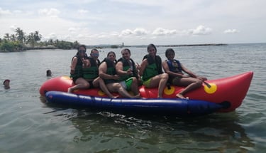 Grupo de personas disfrutando de montar la balsa "Tipo gusano" en Coveñas, Colombia