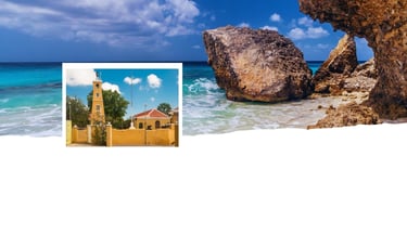 Vista de Kralendijk com praia ao fundo e o centro colorido em destaque.