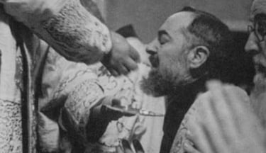 Padre Pío recibiendo la comunión
