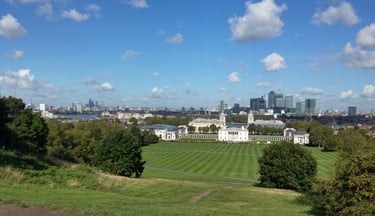 Una veduta sulla collina di Greenwich con diversi alti edifici sullo skyline