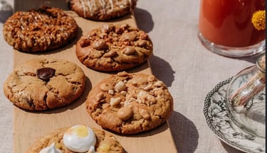Plusieurs cookies sur une table 
