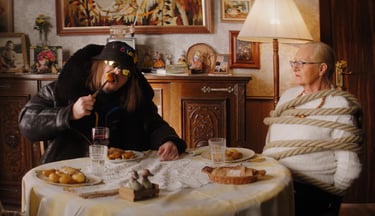 Lorenzo mange avec une vieille dame attachée par des cordes