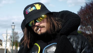 Lorenzo avec des lunettes qui brillent fume un joint