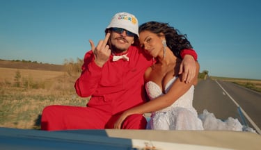 Lorenzo et Shy'm sont sur une voiture sur la route en tenue de mariés