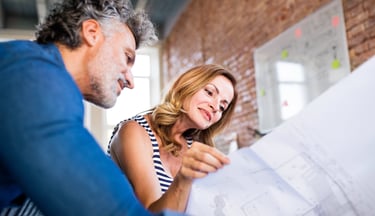 Couple qui étudie un plan pour faire des travaux