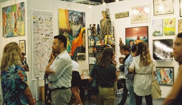 Exposição de arte contemporânea em uma galeria com curadoria especializada.