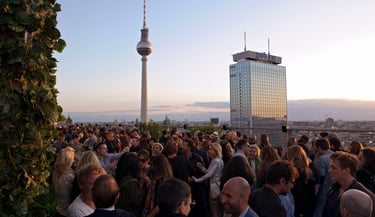 asistentes a evento en azotea con vistas al Fernsehturm