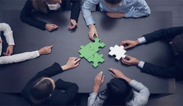 Diversidad de perspectivas durante una sesión de focus group para comprender mejor el mercado objetivo