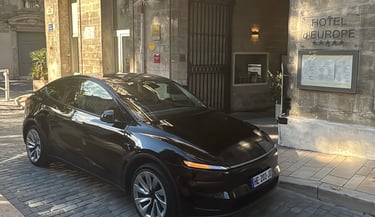 Tesla chauffeur privé VTC à Cassis devant un hôtel