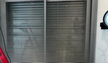 Store vénitien à lamelles horizontales.