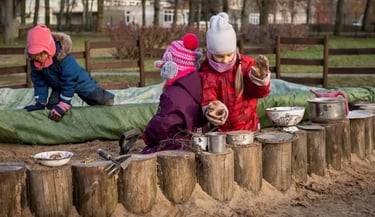 Klaipėdos Valdorfo darželis - vaikai žaidžia lauke