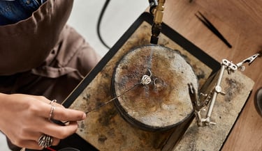 Un joyero utiliza un soplete para soldar un anillo de plata personalizado