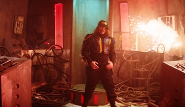 Lorenzo dans un laboratoire qui explose