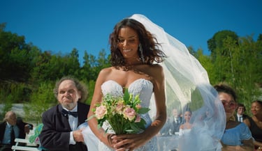 Shy'm en tenue de mariée avec un bouquet de fleur