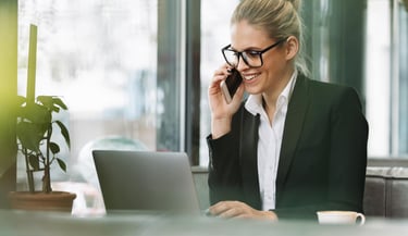 Avocate conseillant un client à distance