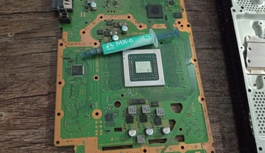 Limpieza del ventilador y disipador de PS4 para evitar sobrecalentamiento. Trabajo realizado en MBTECNIC.