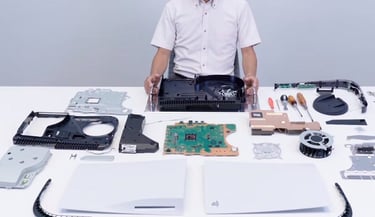 Puntos de oxidación en el metal líquido de PS5, listos para limpiar en la mesa de MBTECNIC.