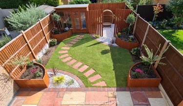 Designer Traditional Modern Circle & Curves Wooden Planters & Modern Screen With Summer House