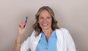 jana wappler sitzend und lächelnd mit kunden und klienten sprechend