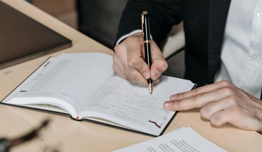 Abogado analizando un pagare de un juicio mercantil