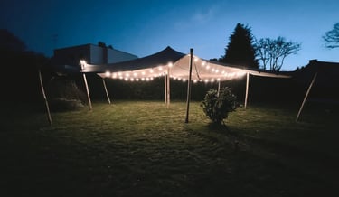 tente stretch de nuit, tente nomade de nuit dans un jardin